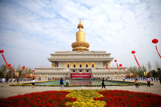 山东兖州兴隆文化园开园 室内最高珐琅佛亮相