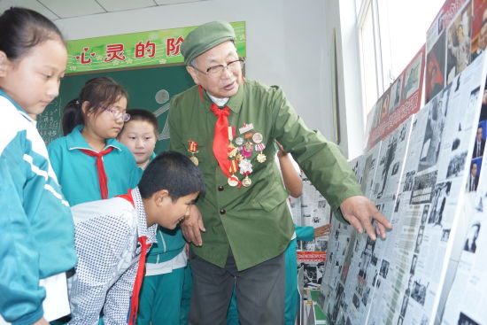 革命老军人对孩子们进行爱国主义和革命传统教