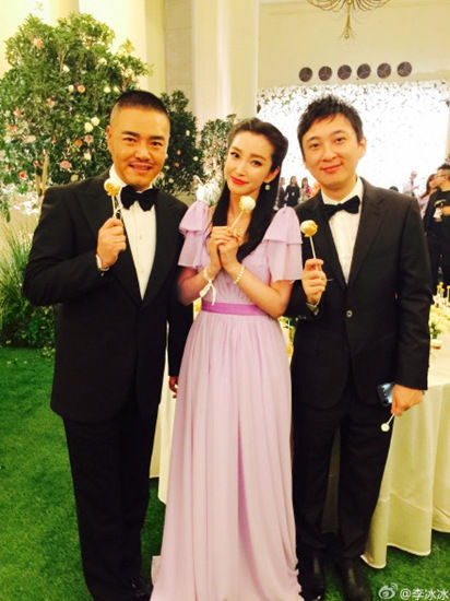 李冰冰搂王思聪合影 手摸林更新下巴(组图)