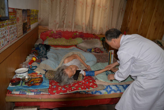 淄博高青:九九重阳 社区志愿者为老人送去久久