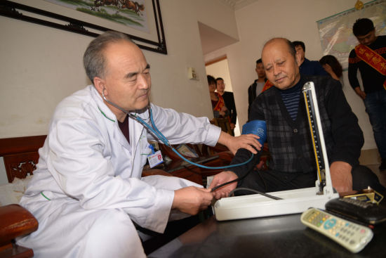 淄博高青:九九重阳 社区志愿者为老人送去久久