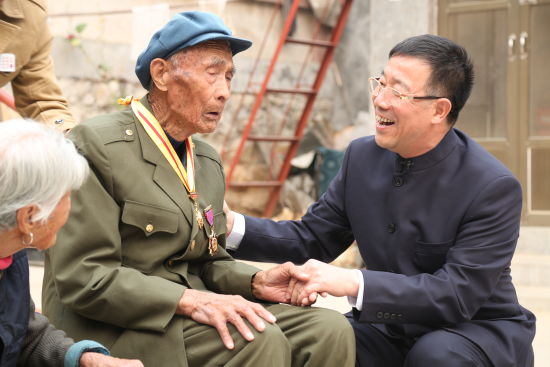 东阿阿胶重阳节献礼抗战老兵 养生与孝敬文化良性结合