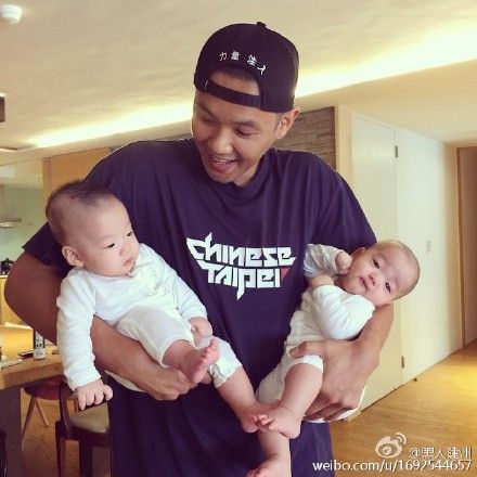 盘点娱乐圈奶爸:周杰伦拒保姆照顾女儿 黑人炫