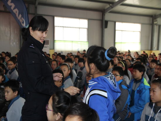 张店交警将道路交通安全课纳入中小学教学课程