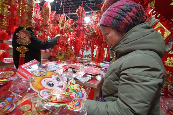 淄博张店义乌小商品城春节前备战猴商品