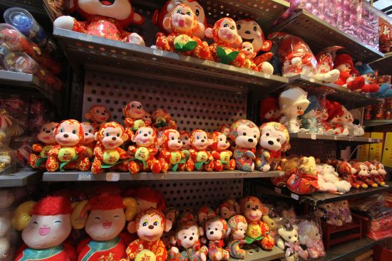 淄博张店义乌小商品城春节前备战猴商品