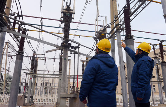 山东烟台电力工人坚守岗位保障春节供电安全