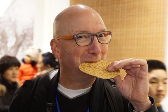 周村古商城浓浓中国味令外国游客着迷