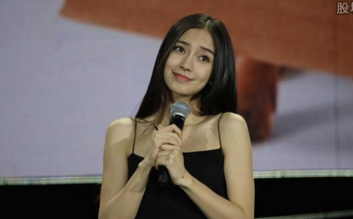 Baby穿吊带黑裙性感卖萌 早期与陈伟霆露骨短