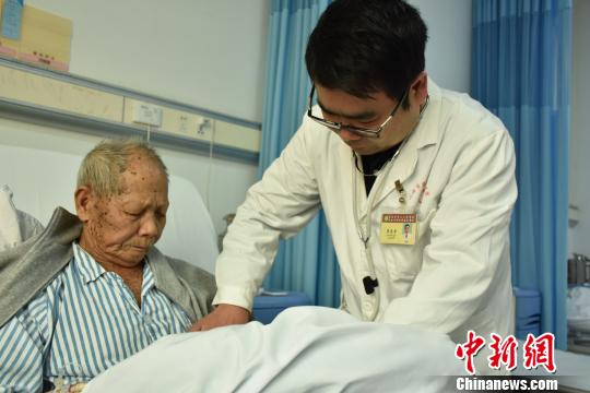 珠海一老年患者前列腺长成苹果大小