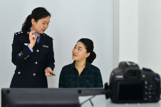 临淄办理身份证件使用“证件照满意拍系统”。崔立来 摄