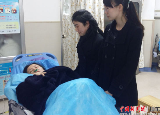 女子突发腹痛火车站工作人员当临时家属医院陪护