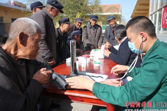 淄博沂源雷锋月为敬老院老人义诊