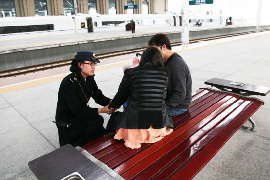 台湾女子高铁上哮喘病发 济南西站绿色通道紧