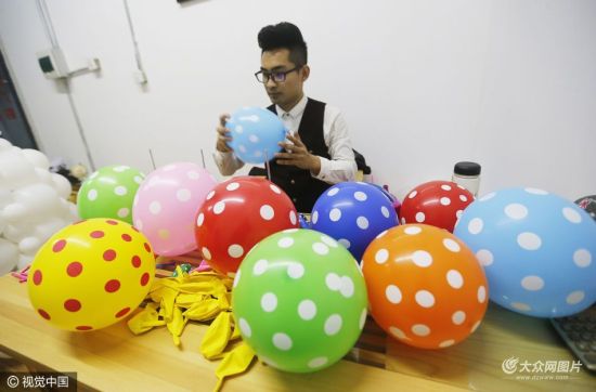 青岛:男子吹600个气球为女友做婚纱