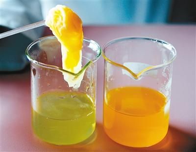 果味饮料用纸巾搅拌会褪色 专家:色素增加肝脏