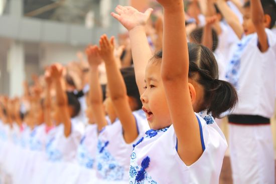 淄川2300名小学生春季运动会上齐诵《少年中