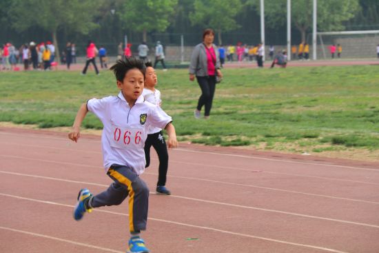 淄川2300名小学生春季运动会上齐诵《少年中