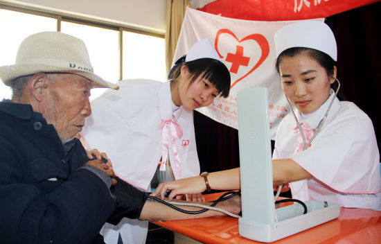 枣庄台儿庄护士节期间走进敬老院为老人免费健