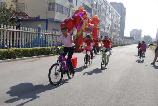 自行车车队迎亲引领周村婚礼新风气