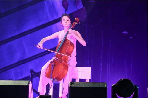 欧阳娜娜首次公开唱歌 被赞遗传欧阳菲菲的好
