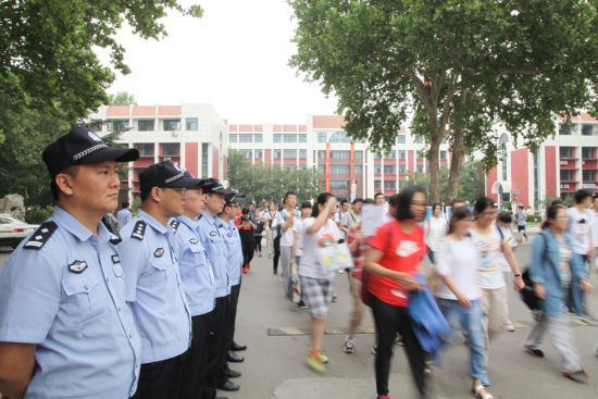 天桥区民警开辟绿色通道为高考考生补办身份证