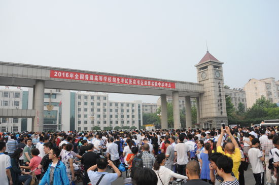 淄博3.1万余考生奔赴考场 2016年夏季高考拉开