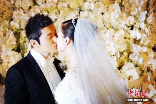 资料图:黄晓明和Angelababy甜蜜亲吻。 徐银 摄