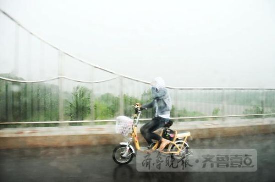 雷电加冰雹!山东暴雨午后从德州开始下啦!