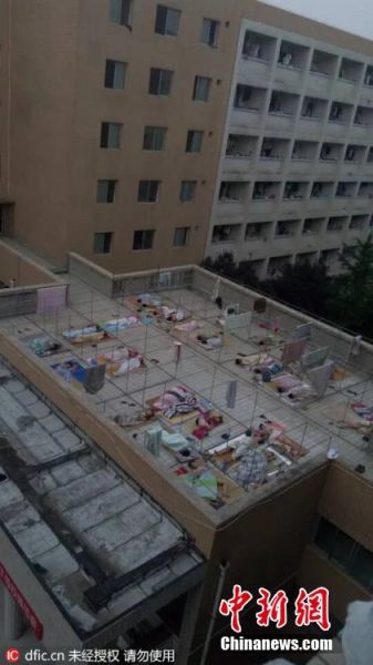 大学生室外走廊上裸睡避暑 女生害羞不敢看