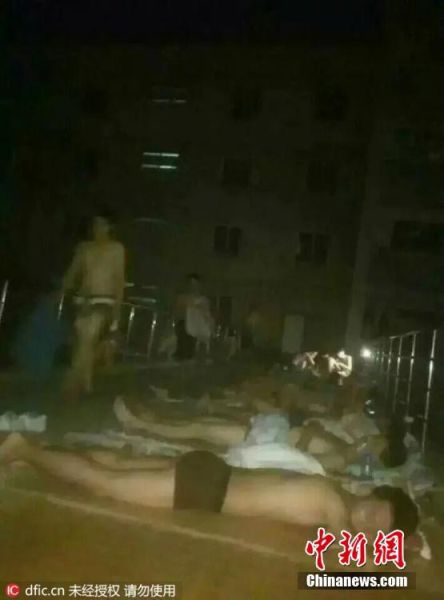 大学生室外走廊上裸睡避暑 女生害羞不敢看