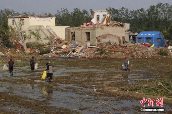 江苏盐城风灾区民众重建家园