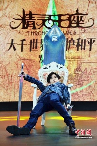 薛之谦pk"北京瘫" 谈择偶标准:穷一点,可爱一点_皮皮网 中新网北京7月27日电(记者 张曦) 27日,动画电影《精灵王座》在北京举办了大千世界,守护和平发布会,推广大使薛之谦出席助阵,并玩心大起PK北京瘫,上演王座瘫。 发布会现场,薛之谦表示主题曲《我好像在哪见过你》是自己新专辑中最喜欢的一首歌,直言这首歌我很不舍得卖,但是我看完他们这个片子的时候,觉得非常搭。 片方供图 除此之外,看到剧中莉雅和玫尔两位精灵形象,薛之谦连声赞叹太美了,好好看。并表示自己更喜欢女主莉雅这种单纯可爱的女生形象,当问到择偶标准时,薛之谦不改