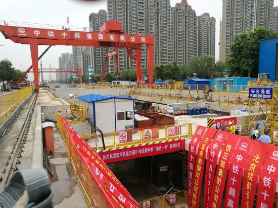 济南轨道交通R1线演马庄西站初具规模 盾构机