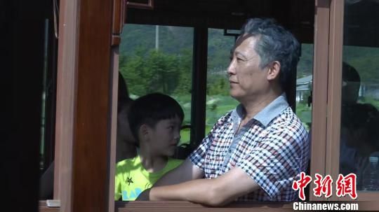 原标题:公益微电影《宝贝回家了》杀青 情景交融吁濒危动物保护 中新网湖州8月16日电 (谢盼盼 涂艺)鸟类中的大熊猫朱鹮素有东方宝石之称,而浙江更是朱鹮的故乡。从2008年朱鹮首次回归故里,到如今朱鹮成功野外放生,短短几年内,浙江在濒危野生动物保护方面取得重大突破。8月16日,以展现浙江省保护朱鹮工作成果为主题的公益微电影《宝贝回家了》已在浙江德清县下渚湖国家湿地公园完成拍摄,微电影欲通过动人故事和唯美镜头引发社会对濒危野生动物保护的关注和支持。 《宝贝回家了》是浙江首部以保护野生动物为