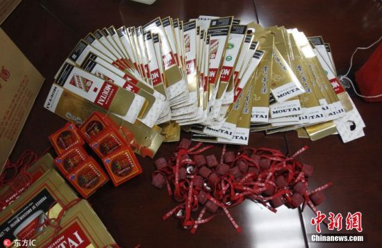 郑州一饭店服务员组团调包顾客茅台酒