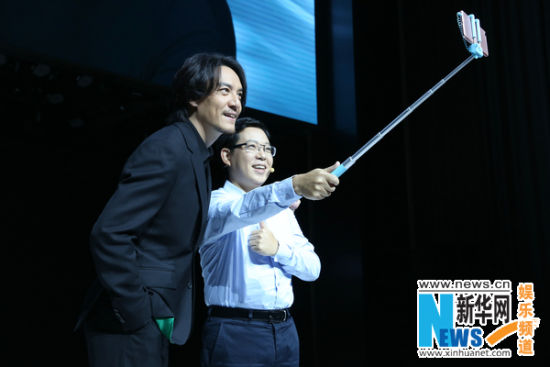 张震代言新手机 称与杨幂合作很有火花很默契