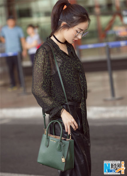 杨幂启程纽约时装周 豹纹衬衫搭阔腿皮裤洒脱