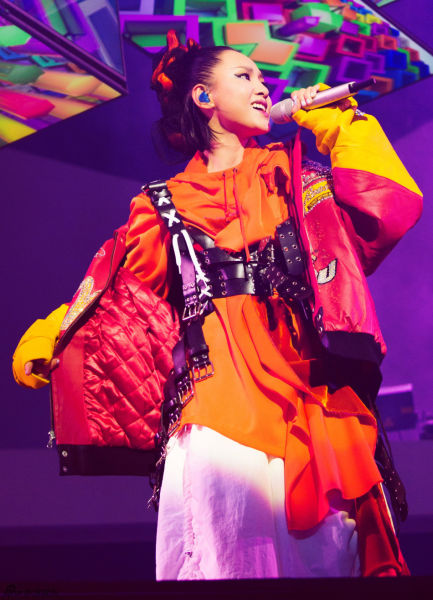 周笔畅开演唱会唱新歌 陈珊妮杨幂惊喜助阵