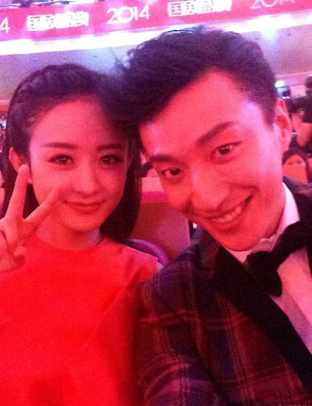 赵丽颖出席发布会 谈及乔任梁离世当场失控落