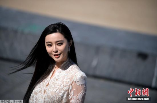 范冰冰现身圣巴斯蒂安国际电影节 海风掀裙险