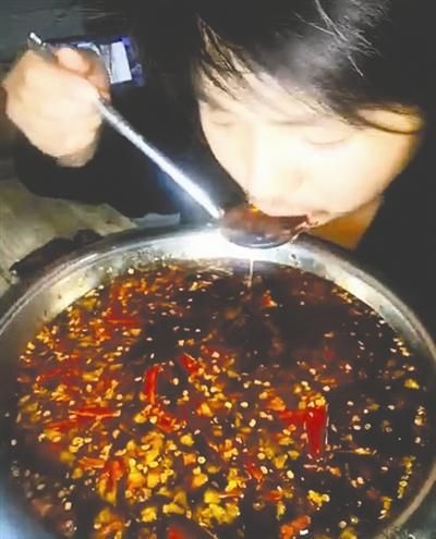 小伙为卖烤兔当网红直播表演喝辣椒油进医院(