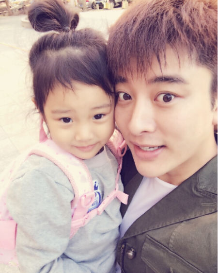 甜馨又美了!可爱丸子头依旧不改爱搞怪本色