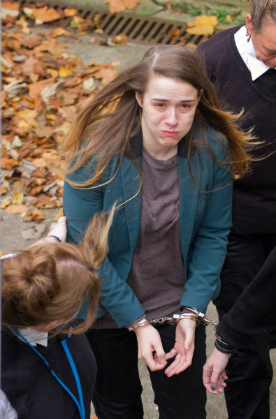 女扮男装 用假GG骗女友性交十多次 长达两年