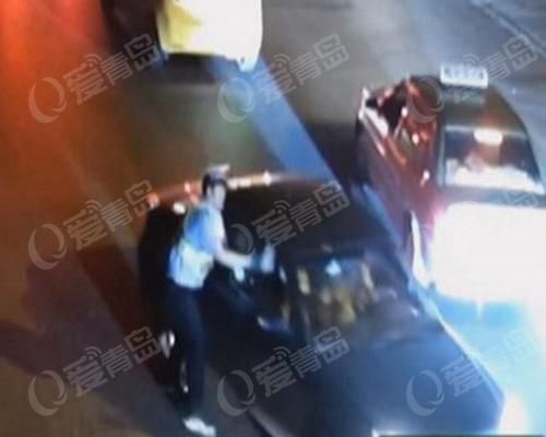 私家车遇查酒驾竟加油门闯关 交警被拖行30米