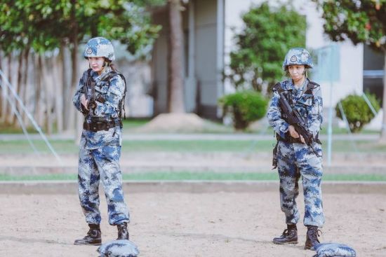 《真正男子汉》女星素颜当兵 哺乳期佟丽娅惹