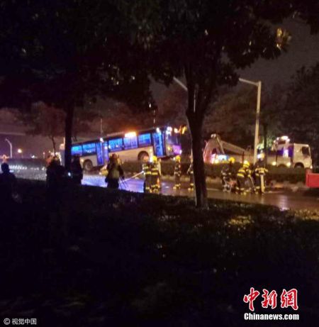 南京一出租车遭公交车碾压 2人当场死亡