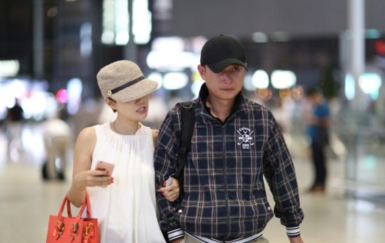 马伊琍文章挽手现身机场 网友:文章一脸嫌弃