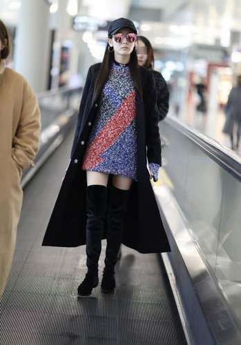 迪丽热巴穿高筒靴造型酷似杨幂 有人模仿我的