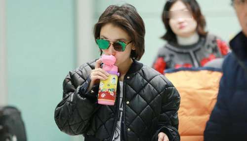 金马新晋影后周冬雨 素颜回京穿帅气黑皮衣